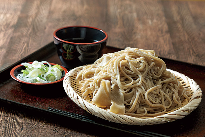 そばと薬味を並べた黒膳の定食。信州そばは贈り物にも選ばれる